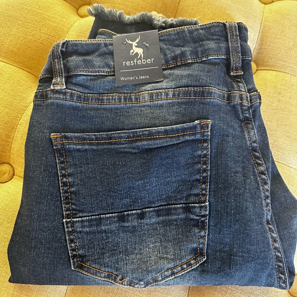 NWT - Blue Ankle Cropped Stretch Jeans with Distressed Look